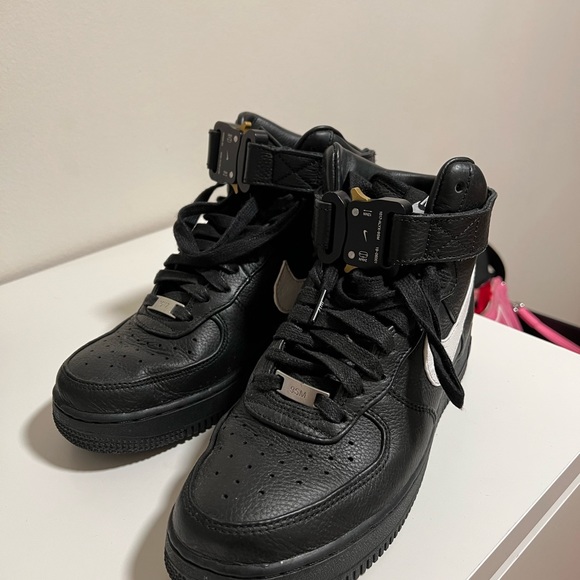 Exclusive Nike Air Force 1017ALYX - Picture 2 of 7